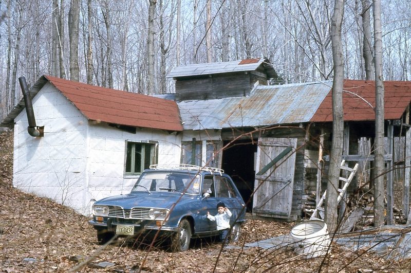 Petit garçon devant la cabane familiale, 1971